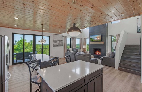 Sevierville Cabin | Luxe Stay N Smokies W Indoor Pool ・Hot Tub・Games