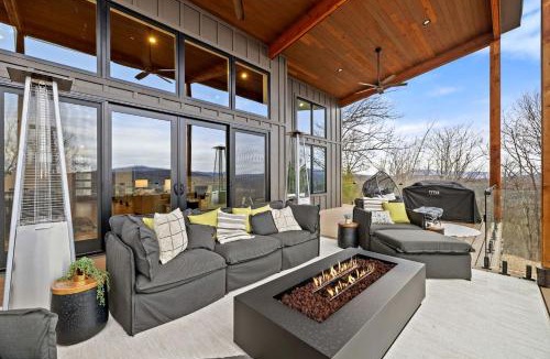 Hedgesville House | Luxurious Modern Mountain Retreat with Hot Tub & Stargazing Dome Near Berkeley Springs, Hedgesville WV