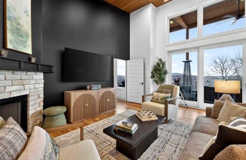 Hedgesville House | Luxurious Modern Mountain Retreat with Hot Tub & Stargazing Dome Near Berkeley Springs, Hedgesville WV
