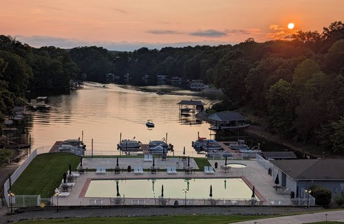 North Shore Condo | Luxury 1-bedroom condo "Take me to the Lake" with amazing Sunset lake views