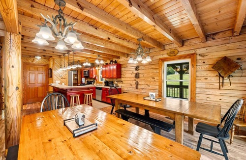 Byrdstown Cabin | Luxury 8BR Mountain Lodge | Hot Tub & Fire Pit
