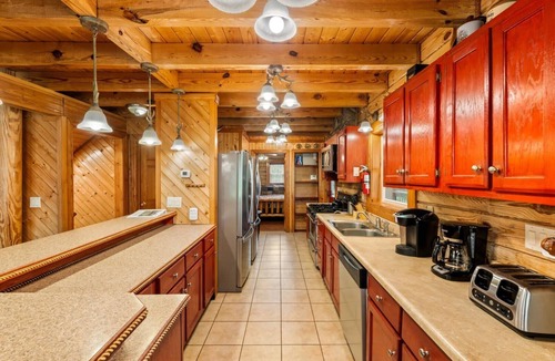 Byrdstown Cabin | Luxury 8BR Mountain Lodge | Hot Tub & Fire Pit