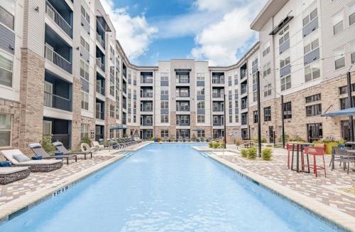 Crestline Heights Apartment | Luxury Apartment with Pool, Restaurants, Shopping)