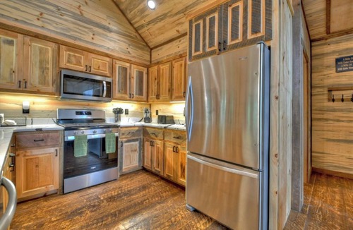 Epworth Cabin | Luxury Blue Ridge 3BR Cabin w/Outdoor Living Area & Hot Tub