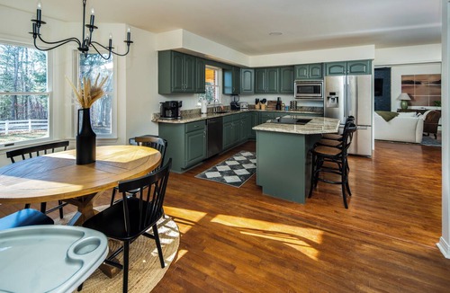Candler House | Luxury Blue Ridge Views w/Hot Tub, Game Room, Gym & Outdoor Fun — Sleeps 21