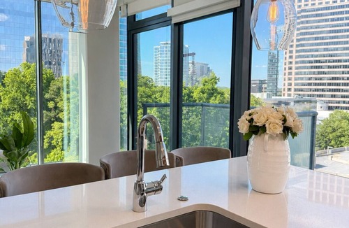 North Buckhead Apartment | Luxury Buckhead Stay with Skyline Views
