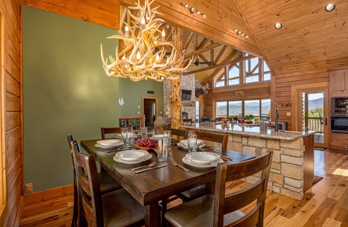 Townsend Cabin | Luxury Cabin with Epic Mountain Views Hot Tub 10 Min to Cades Cove