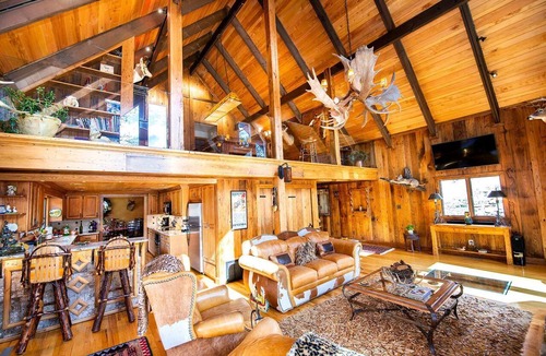 Sugar Grove Cottage | Luxury Cottage Ranch with Hot-Tub, Theater and Pool Table in Watauga County, North Carolina