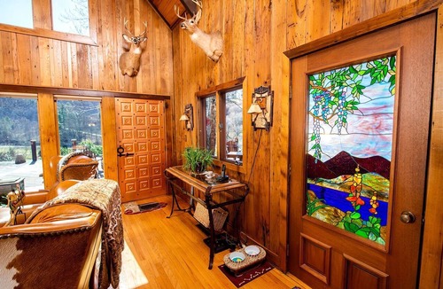Sugar Grove Cottage | Luxury Cottage Ranch with Hot-Tub, Theater and Pool Table in Watauga County, North Carolina