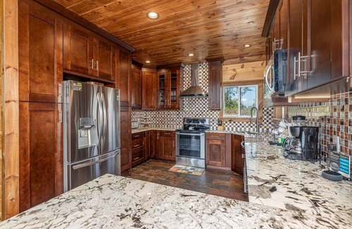 Chalet Village North Cabin | Luxury Cozy Cabin with Swimming Pool, Hot-tub and Stunning Panoramic Views in Gatlinburg, Tennessee