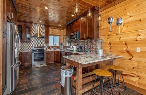 Chalet Village North Cabin | Luxury Cozy Cabin with Swimming Pool, Hot-tub and Stunning Panoramic Views in Gatlinburg, Tennessee