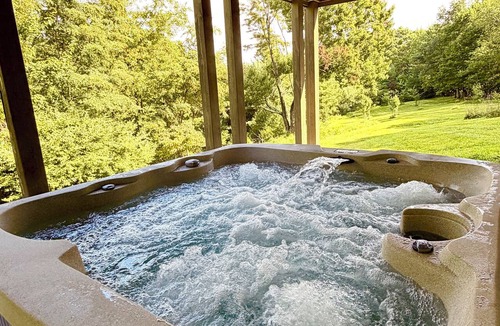 Floyd Cabin | Luxury-Cozy Mountain Retreat for Nature Lovers-Wildlife,Views & Complete Privacy