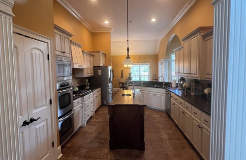 Jackson House | Luxury Family Friendly, 3 Br's, 3.5 BA , free parking, backyard with AC, WiFi