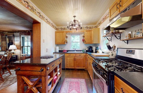 Weaverville House | Luxury Farmhouse & Creekside Cottage, Dog-friendly, Scenic Views, Firepit, BBQ