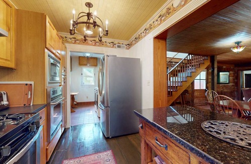 Weaverville House | Luxury Farmhouse & Creekside Cottage, Dog-friendly, Scenic Views, Firepit, BBQ