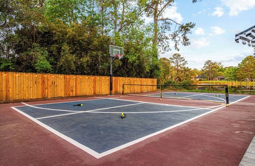 Talahi Island House | Luxury Lakefront Getaway | Pool, Spa, Pickleball. Theater & Game Room