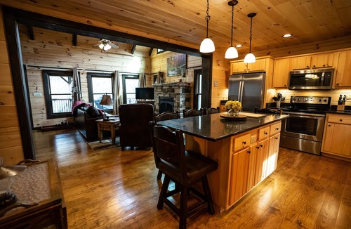 Topton Cabin | Luxury Log Cabin in Nantahala and close to Bryson City and NOC rafting!