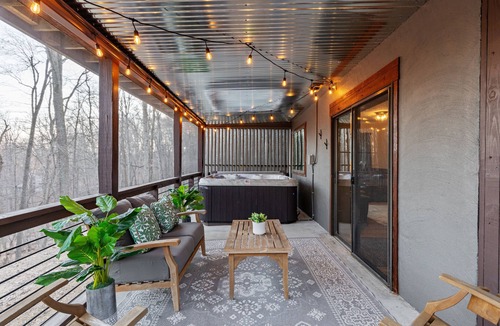 Berkeley Springs Cabin | ♨️ Luxury Mountainside Retreat 🏡 Hot Tub Fire Pit 🔥 Poker Table 🎱 Near Downtown
