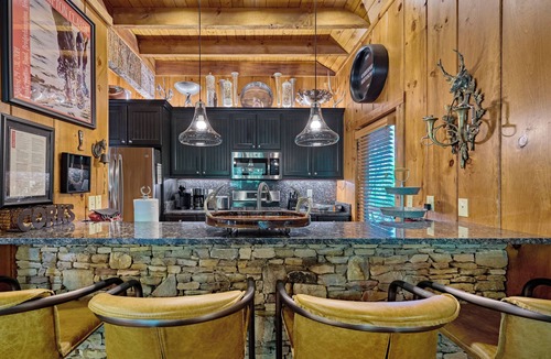 Highlands Cabin | Luxury Mountain Cabin, Quiet NBRHD near Glen Falls, Mins to Main St, Highlands!