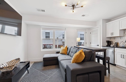 Haynes Area House | Luxury Nashville retreat w/rooftop lounge & pool
