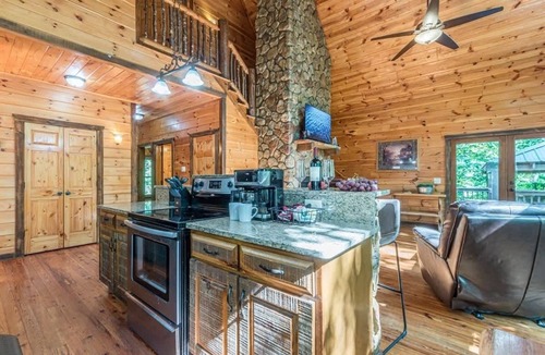 Cleveland House | LUXURY SECLUDED LOG CABIN | POOL TABLE | HOT TUB
