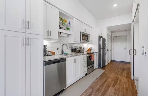 Sobro Condo | Luxury SoBro Condo - Walk to Broadway - Balcony - Pool & Gym
