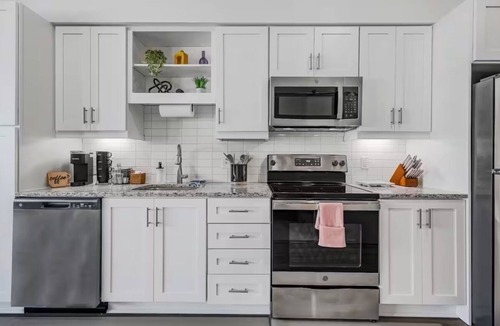 Sobro Condo | Luxury SoBro Condo - Walk to Broadway - Balcony - Pool & Gym