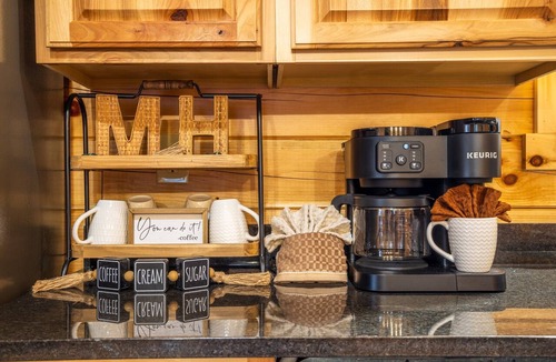 South Bloomingville Cabin | Maple Hill Retreat - w/Hot Tub - Hocking Hills