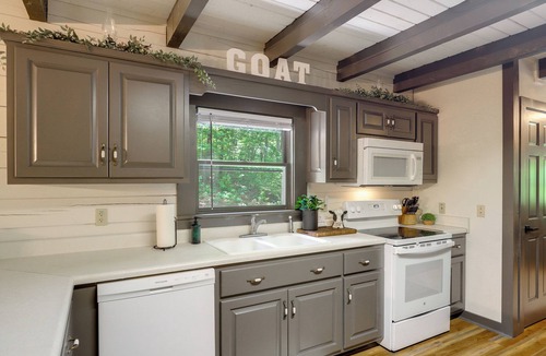 Vein Mountain Cabin | Marion Cabin w/Wrap-Around Deck & Outdoor Kitchen