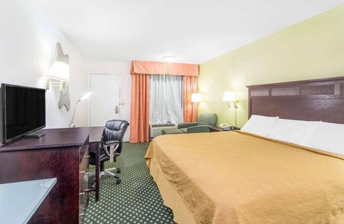 Lookout Valley Neighborhood Association Hotel | Maximum Comfort! With Seasonal Outdoor Pool, Free Parking, Pets are Welcome!
