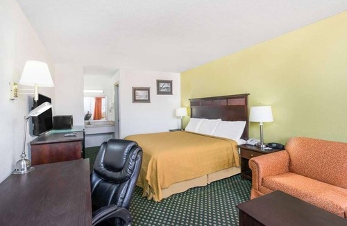 Lookout Valley Neighborhood Association Hotel | Maximum Comfort! With Seasonal Outdoor Pool, Free Parking, Pets are Welcome!