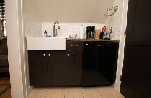 Midtown Apartment | Midtown Carriage House/Walk to Piedmont Park