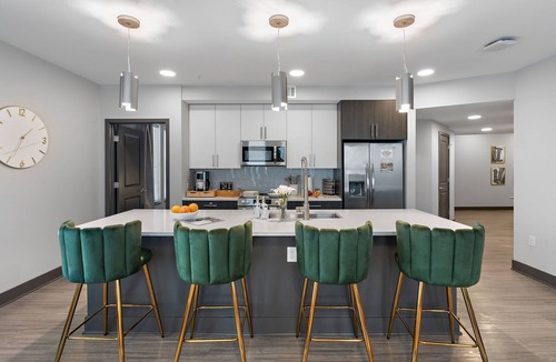 West End Apartment | Midtown Nashville Vacation Rental | 2BR/2BA | Skyline Views | 2 Reserved Parking Spaces | Walk to Vanderbilt, minutes to Music Row & Downtown. Gourmet kitchen. Perfect for couples, business trips & Nashville getaways!