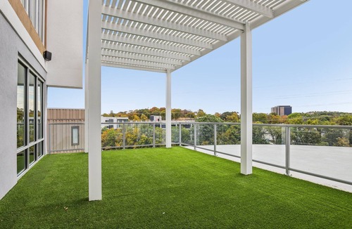 West End Apartment | Midtown Nashville Vacation Rental | 2BR/2BA | Skyline Views | 2 Reserved Parking Spaces | Walk to Vanderbilt, minutes to Music Row & Downtown. Gourmet kitchen. Perfect for couples, business trips & Nashville getaways!