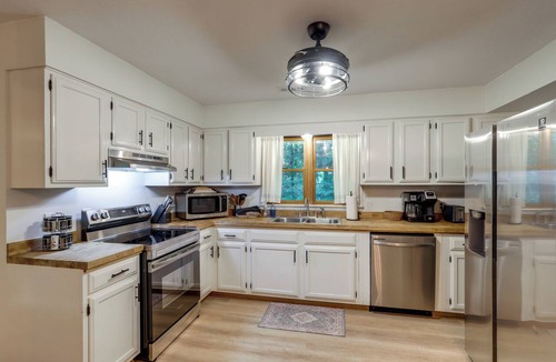 Weaverville Cabin | Mins from AVL, Woodsy Weaverville Retreat