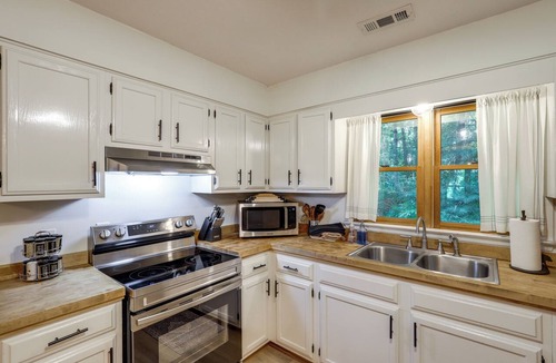 Weaverville Cabin | Mins from AVL, Woodsy Weaverville Retreat