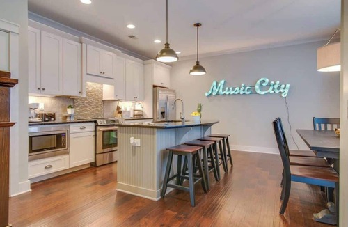 Edgehill House | Modern 3 King Belmont Retreat with 2 Living Rooms | Walk to Belmont & Vanderbilt | Near Music Row, The Gulch & 12th South | 2 miles to Broadway | Large Dining Table, Smart TVs, Parking, 24 Hr Hospitality