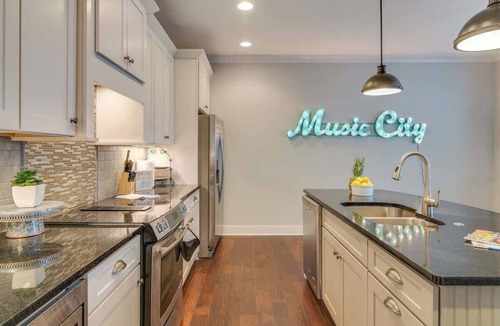 Edgehill House | Modern 3 King Belmont Retreat with 2 Living Rooms | Walk to Belmont & Vanderbilt | Near Music Row, The Gulch & 12th South | 2 miles to Broadway | Large Dining Table, Smart TVs, Parking, 24 Hr Hospitality