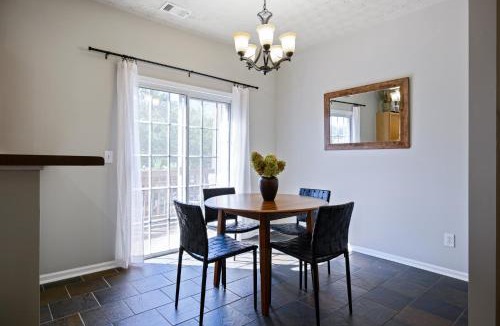 Woodstock House | Modern 3BR Townhome Near Downtown Woodstock