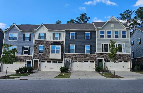Cary House | Modern 3BR Townhouse Near RDU & Hospitals