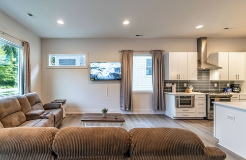 Sugar Creek House | Modern 4BR Getaway - Two Suites + Prime Comfort