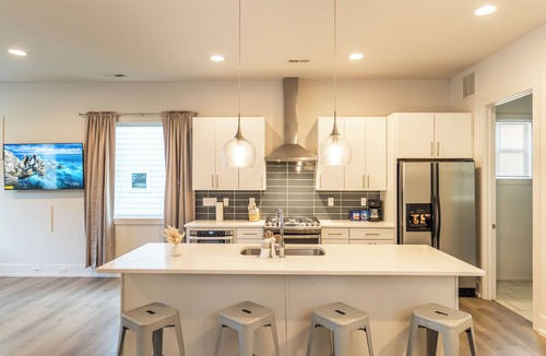 Sugar Creek House | Modern 4BR Getaway - Two Suites + Prime Comfort