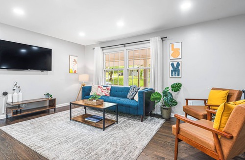 Decatur House | Modern 5BR Oasis, Sleeps 12 & 15 Min to Downtown
