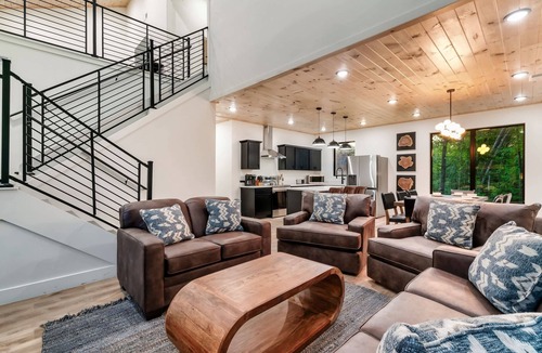 Sevierville Cabin | Modern Cabin, Sleeps 10・Indoor Pool・Hot Tub・Games