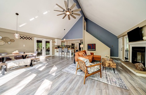 The Woods Cabin | Modern Cabin - w/Hot Tub, Arcade, Fire Pit & Pets + Pool/Pickleball/Gym Access