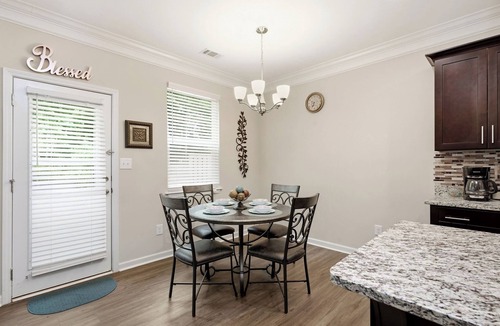 Dallas House | Modern Dallas Retreat ~ Spacious 3BR + 2.5BA