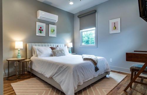 Greenwood House | Modern East Nashville Gem, Walk to Local Favorites, Cozy Den, Workspace & Smart TVs, Fully Equipped Kitchen, Garage & Fast WiFi, Near Mas Tacos, Rosepepper & Five Points, 10 Min to Broadway & Nissan Stadium, 24 Hr Hospitality