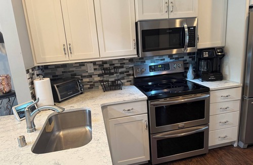 Lexington House | Modern living in upscale 3 bedroom townhouse located in the heart of Lexington