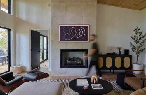 Ellijay Ski Chalet | Modern luxury cabin with hot tub on river