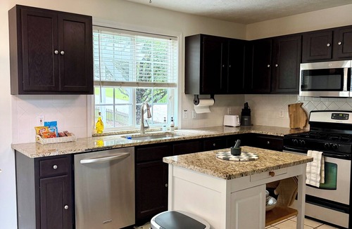 Suwanee House | Modern Mediterranean haven, 1 King 2 Queens in Suwanee-Duluth Gas South District